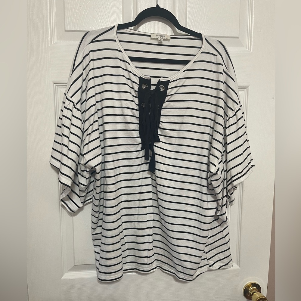 Umgee top; 1xl; black and white stripe lace up neck line; flouncy sleeve